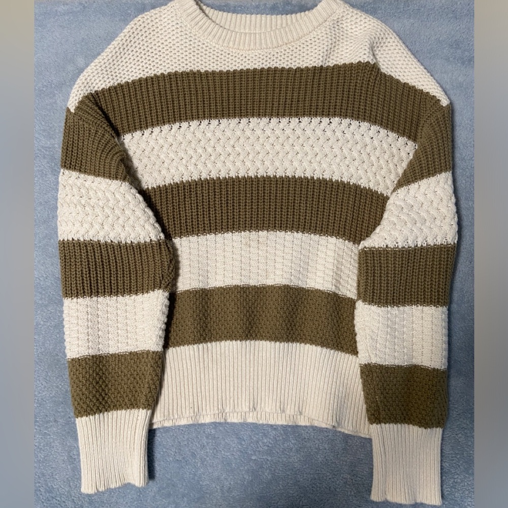 Soft knitted sweater, perfect for fall 🍁